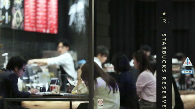 スタバの店舗構造は作業一般に適していないし、そもそもそのように設計されていないし、そこでMacを広げる蓋然性がない。(写真は一部加工)