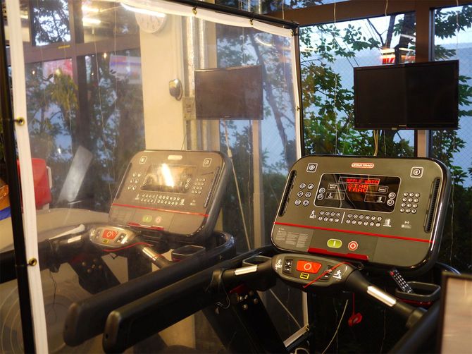 ランニングマシンには飛沫防止のアクリル板を設置。