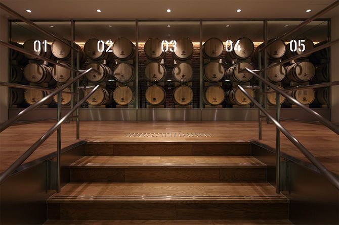 青森駅に隣接するシードル工房「A-FACTORY」。シードルからアップルブランデーまでを作る工程がガラス越しに見える。