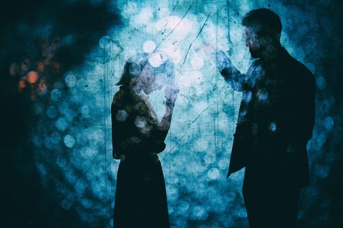 女性を指さし、激高する男性と泣いている女性