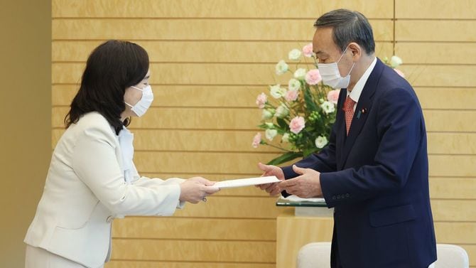 人事院の一宮なほみ総裁(左)から勧告を受け取る菅義偉首相=2020年10月7日、首相官邸