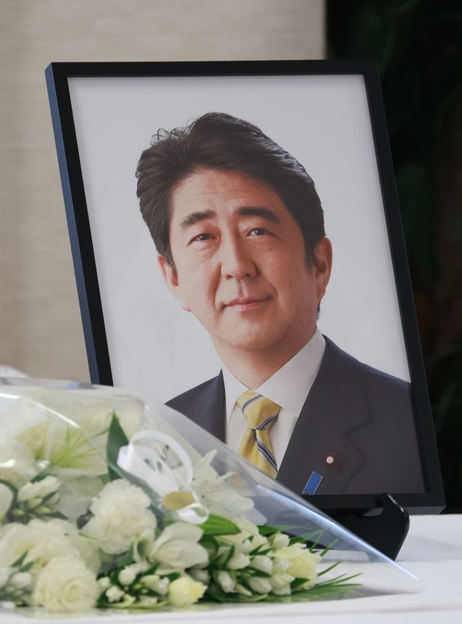 7月8日に死去した安倍晋三元首相の四十九日で、自民党安倍派の会合で飾られた遺影=2022年8月25日、東京・永田町の同党本部