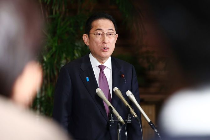 記者団の質問に答える岸田文雄首相＝2024年2月2日午後、首相官邸