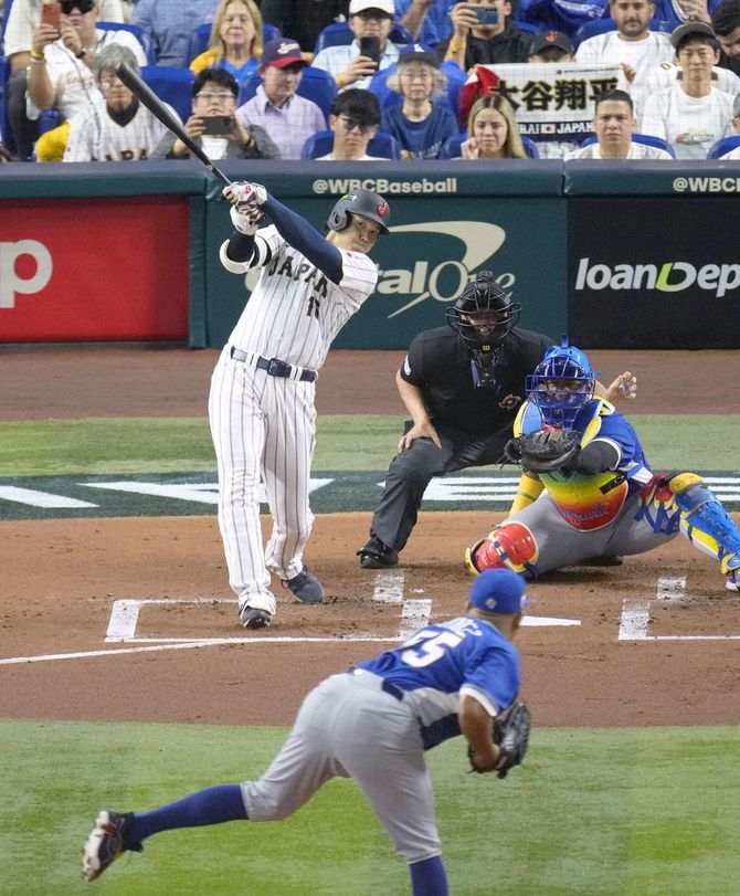 WBC準々決勝のベネズエラ戦の1回、先頭打者本塁打を放つ大谷翔平＝2026年3月14日、マイアミ