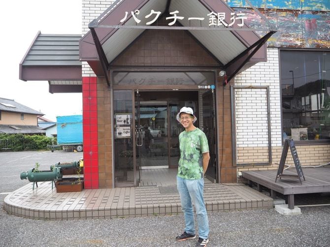 信用金庫跡地にパクチー銀行を立ち上げた