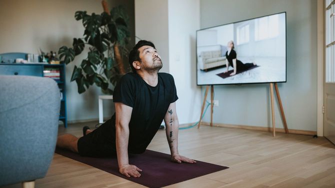 ロックダウン中にオンラインヨガのレッスンを受ける日本人男性