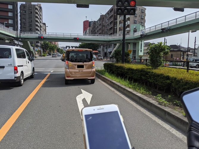 右折レーンのキックボード運転者目線の写真
