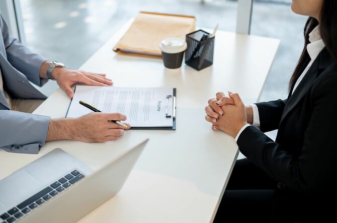 オフィスで上司と面接を受けている女性