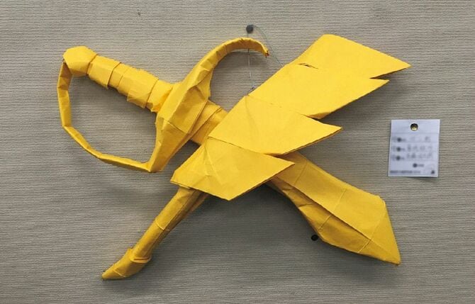 開成折り紙研究部が作った校章「ペンと剣」