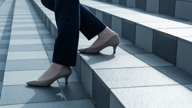 階段を下りる女性の足元