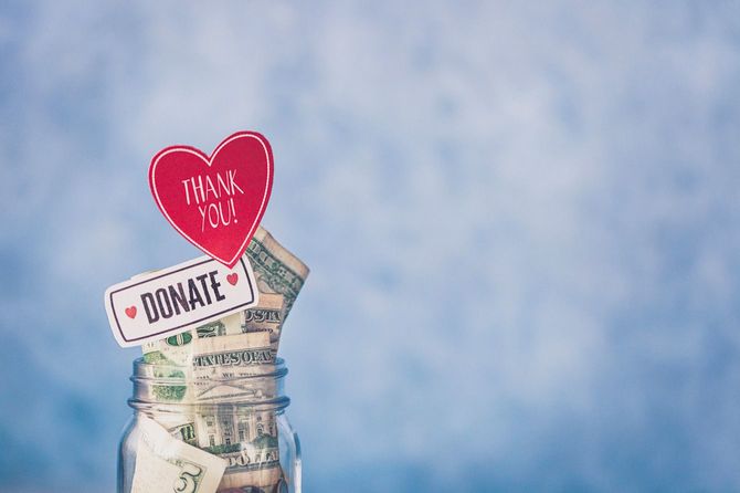 寄付金でいっぱいの瓶とThank youと書かれたハート