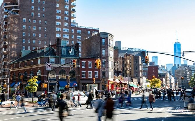 ニューヨーク・マンハッタンのグリニッジビレッジ地区を行き交う人々