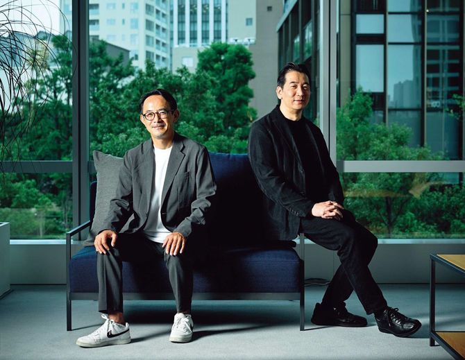 川邊健太郎さんと小黒一正さん。東京都千代田区のLINEヤフー本社にて。