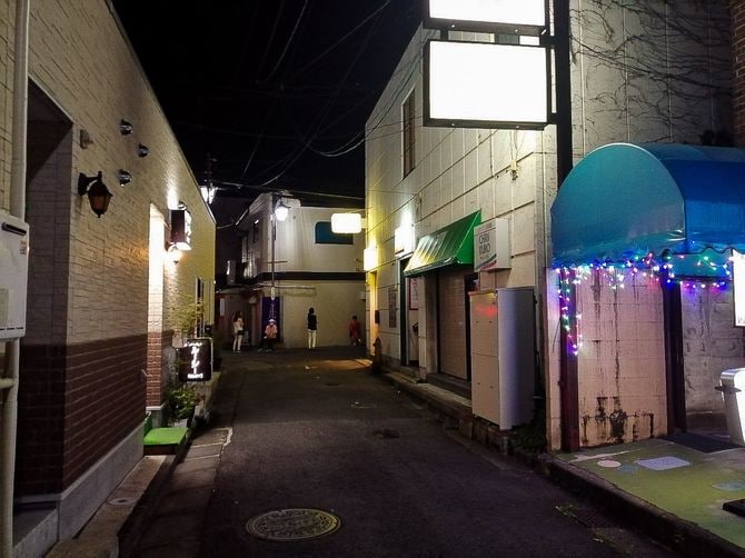 奥に見えるのが、店を管理している韓国人ママたち。