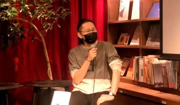 梅田蔦屋書店のイベント会場で話すけんすう氏（2022年3月19日　梅田蔦屋書店での対談イベントより）