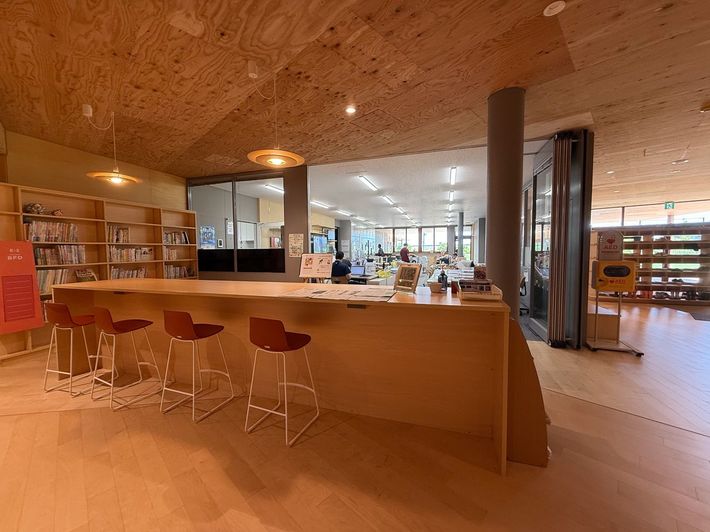 職員室前にあるカウンター。子どもたちの学びのスペースになることも