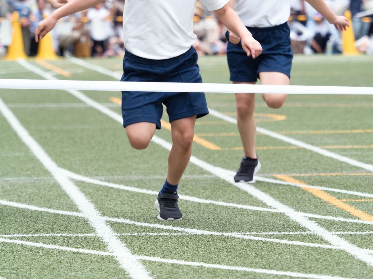 小学校の運動会、徒競走のゴールテープまであと一歩