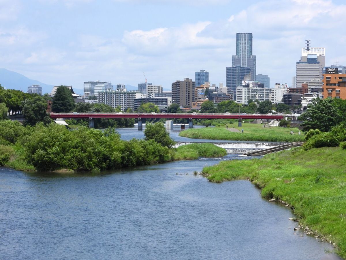広瀬川から見る仙台市の風景