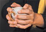 カップを掴む樋口強さんの手にはいまも感覚がない。