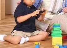 なぜスマホに子守りをさせてはダメなのか