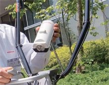 コンロ用のカセットガスを専用ケースに入れてハンドルの根元に取り付ける。1時間の連続使用が可能。