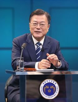 2021年11月21日、韓国ソウルで開催された公共放送KBS主催の全国放送タウンホールミーティングに出席した文在寅大統領