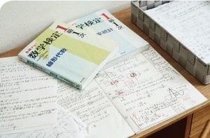 匠吾君の使っているテキストとノート。小学生と思えない丁寧な字で数式が書き連ねられている。準1級から独学での限界を感じはじめたそうだ。