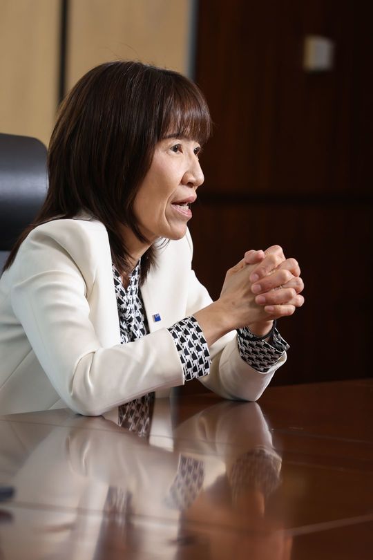取引先の協力なしにはサイバー攻撃からの回復はなかったと語る。26年下期以降は「完全回復」を見込む。