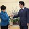この状況で安倍首相と｢グータッチ｣をする小池都知事の危機意識