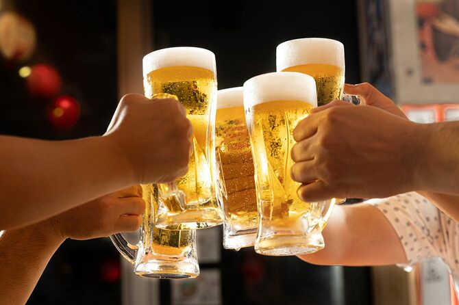 居酒屋でビールを飲みながら乾杯するイメージ