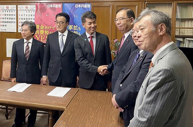 握手する立憲民主党の泉健太代表（左から3人目）と共産党の志位和夫委員長（同4人目）