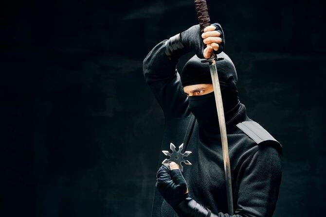 刀と手裏剣を持った忍者のような黒装束を着た人
