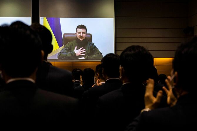 国会議員が見守る中、ウクライナのゼレンスキー大統領がオンラインで国会演説を行った＝2022年3月23日