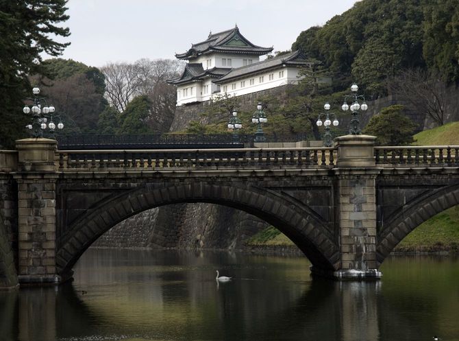 皇居正門前に架かる「二重橋」