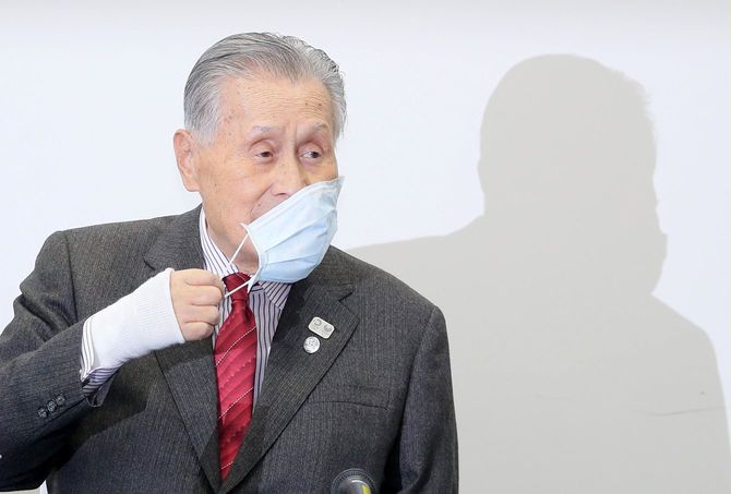 東京五輪が来年7月23日に開幕することが決まり、記者会見の冒頭、マスクを外す大会組織委員会の森喜朗会長＝2020年3月30日、東京都中央区
