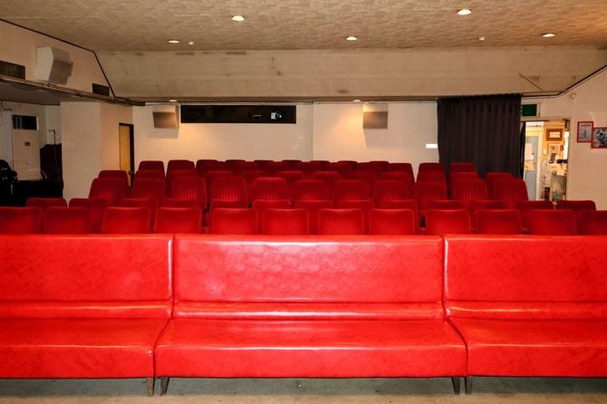 “超レトロ名画座”として全国の映画人に愛される約80席の客席