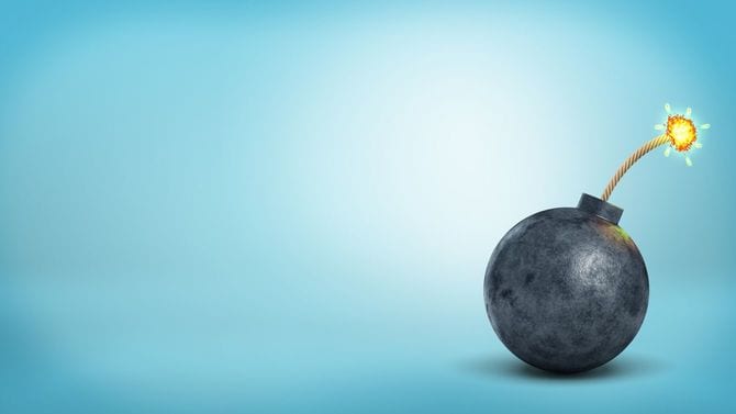 導火線に火のついた爆弾のイメージ