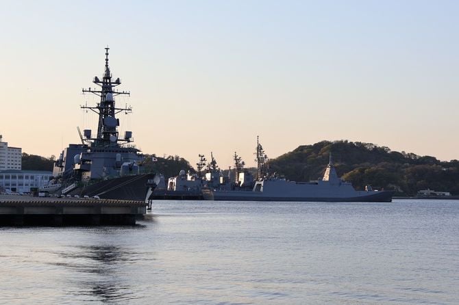 夕焼けに染まる海上自衛隊横須賀基地