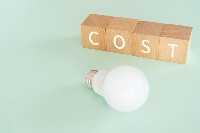 電球と「COST」と書かれたブロック