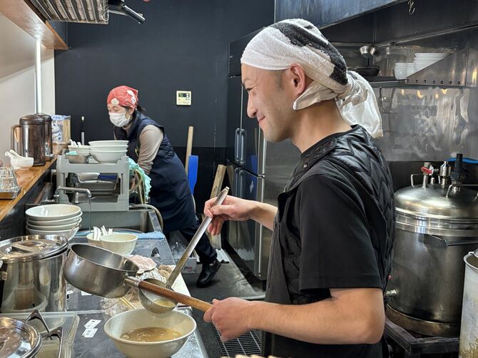 永松さんがどんぶりにスープを注ぐ奥では、文子さんが下げ膳や洗い物に大忙しだ