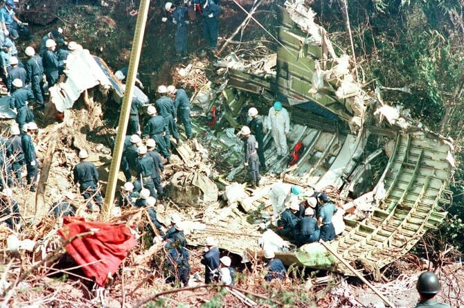 日航ジャンボ機の墜落事故現場で進められる捜索活動