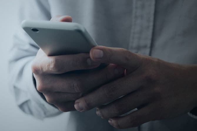 スマートフォンを持つ手のクローズアップ