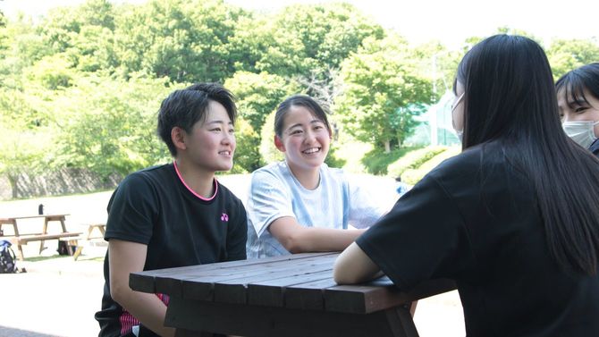 大学で友達と談笑するのは「すごく楽しい」。