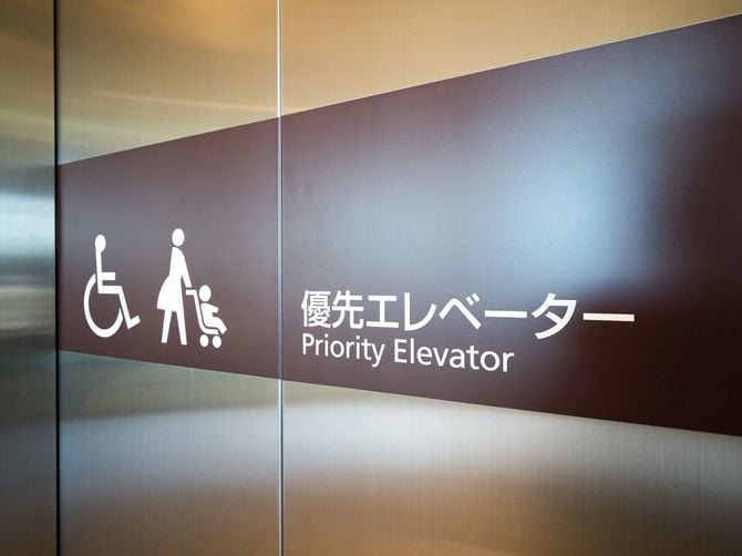 エレベーターの扉に優先エレベーターの文字