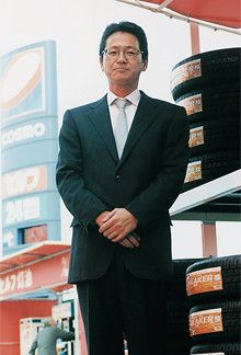 <strong>西川 力</strong>●コスモ石油販売埼玉カンパニーSS部部長。1965年、青森県生まれ。高校卒業後、丸善石油(現コスモ石油)に就職し、同社のSS(サービスステーション)の現場を経験して現職。社員100人、アルバイト200人の部下を叱咤激励し続ける日々だ。