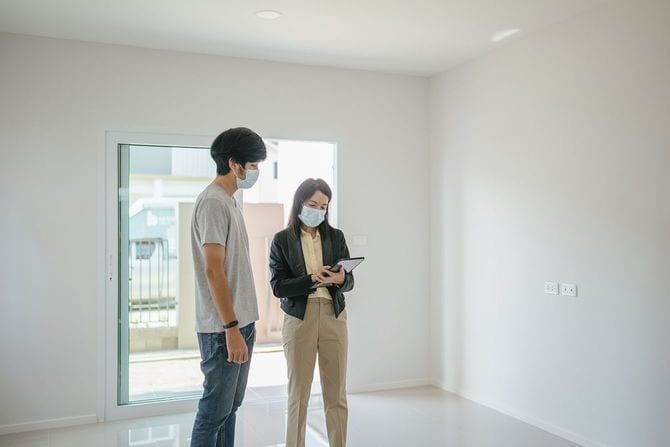 不動産について話し合う人たち