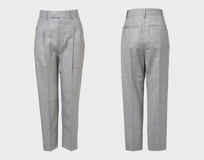 ブランドの定番人気であるテーパードパンツは、ウール100％でありながらさらりとしたライトな着心地と上品な光沢感が魅力。00～2まで4サイズ展開なので、自分に合うサイズ感が見つけやすい。パンツ2万1000円／スタニングルアー（スタニングルアー 新宿店）