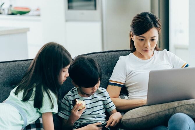 母は家で働き、子供たちと一緒に時間を過ごす