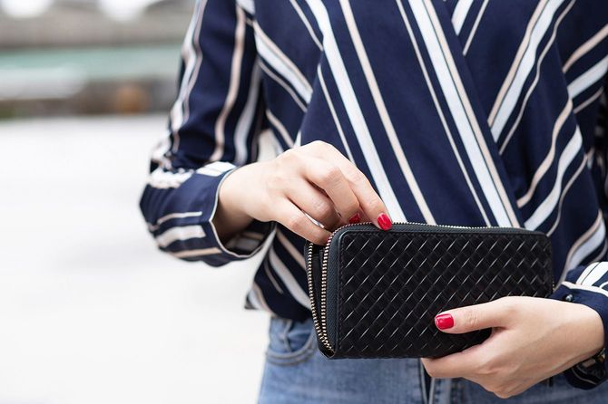 財布を持つ女性