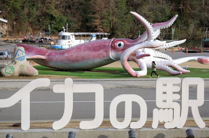 のと九十九湾観光交流センター「イカの駅つくモール」にある、巨大なスルメイカのモニュメント「イカキング」